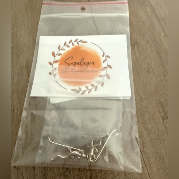 NWOT Handmade Silver Lizard Earrings - Picture 2 of 3